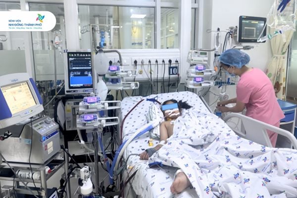 Bệnh nhi được điều trị tích cực, thở máy, ECMO, lọc máu liên tục, kháng sinh