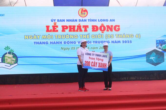 Đơn vị tài trợ trao bảng biểu trưng hỗ trợ cho huyện Cần Giuộc