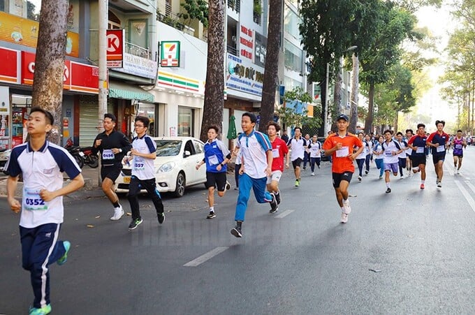 Các vận động viên thi đấu tại Giải Việt dã học sinh, sinh viên Trường Đại học Sư phạm TP. HCM năm 2024