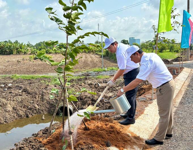 Đại biểu trồng cây hưởng ứng Ngày Môi trường thế giới