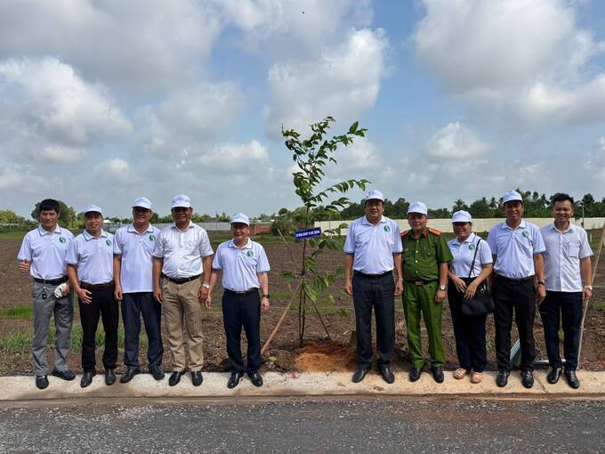 Đại biểu chụp ảnh lưu niệm