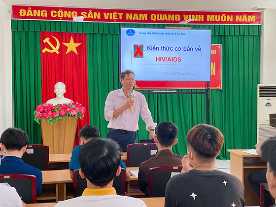 Ông Dáp Thanh Giang - Trưởng khoa Phòng, chống HIV/AIDS, Trung tâm Kiểm soát bệnh tật TP. Cần Thơ trình bày tại lớp tập huấn tư vấn xét nghiệm HIV cho đồng đẳng viên.