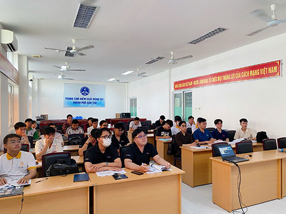 Các học viên tại lớp tập huấn tư vấn xét nghiệm HIV cho nhân viên y tế