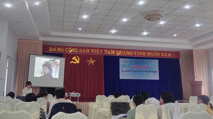Giảng viên Trung tâm Kiểm soát bệnh tật tỉnh Đắk Lắk truyền đạt các nội dung tại lớp tập huấn