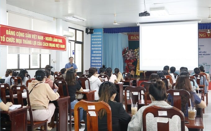 ThS.BS Trần Thế Vinh - Giám đốc Trung tâm Kiểm soát bệnh tật tỉnh trao đổi với học viên tại lớp tập huấn