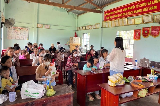 Các bà mẹ chăm chú lắng nghe cán bộ y tế truyền thông về thực hành dinh dưỡng (ảnh: Vi Huệ)