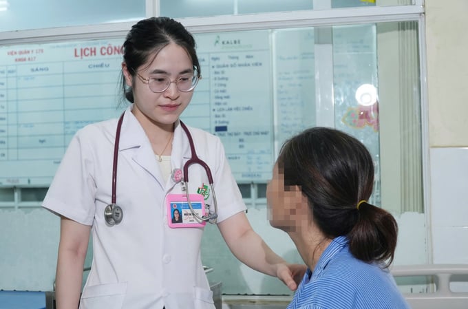 Bác sĩ Mai Thị Thu Ly, Khoa Huyết học lâm sàng và bệnh nghề nghiệp, Bệnh viện Quân y 175 thăm khám cho bệnh nhân H. (Ảnh: BVCC)