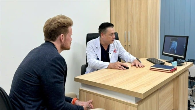 TS.BS Đỗ Lệnh Hùng thăm khám cho ông D.F. (Ảnh: BVCC)