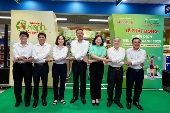 Các đại biểu chung tay phát động chiến dịch tiêu dùng xanh lần thứ 16 năm 2025