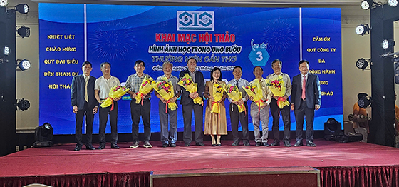 Ông Võ Văn Kha - Giám đốc Bệnh viện Ung bướu Cần Thơ và ông Bùi Ngọc Thuấn tặng hoa cảm ơn lãnh đạo Sở Y tế, Hội Ung thư Cần Thơ, các chuyên gia, thầy thuốc...