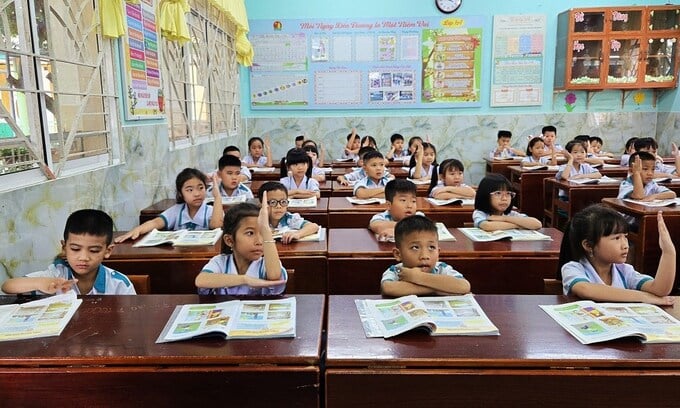 Hướng dẫn học sinh ngồi học đúng tư thế, giữ khoảng cách hợp lý từ mắt đến sách vở