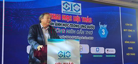 PGS.TS Phạm Ngọc Hoa - Phó Chủ tịch Hội Điện Quang và Y học hạt nhân Việt Nam phát biểu khai mạc Hội thảo “Hình ảnh học trong ung bướu thường niên Cần Thơ lần thứ 3 năm 2025”