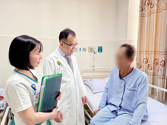Bác sĩ thăm hỏi sức khỏe bệnh nhân sau phẫu thuật
