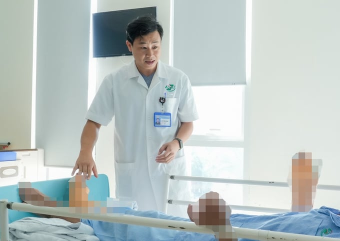 BS.CKII Thân Văn Hùng, Phó Chủ nhiệm Khoa Bỏng – Vi phẫu tạo hình, Bệnh viện Quân y 175 thăm khám cho bệnh nhân (Ảnh: BVCC)