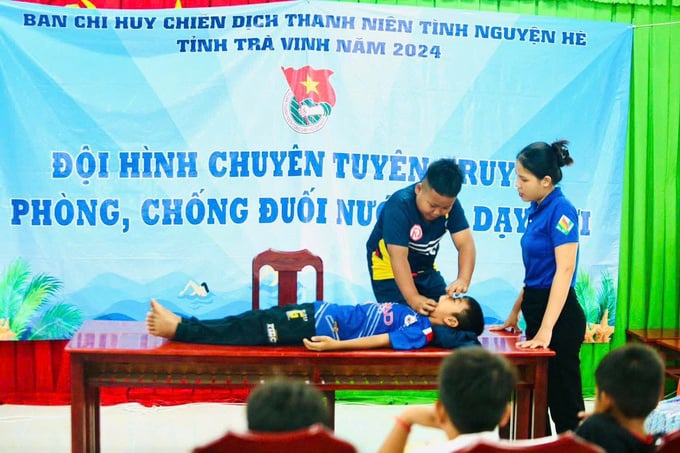 Các em thiếu nhi tham gia thực hiện kỹ năng cứu đuối nước (ảnh: Cổng thông tin Đoàn tỉnh Trà Vinh)