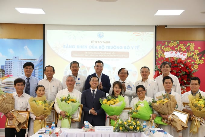 Thứ trưởng Bộ Y tế Trần Văn Thuấn trao bằng khen của Bộ Y tế cho tập thể y, bác sĩ Bệnh viện Từ Dũ và Bệnh viện Nhi đồng 1