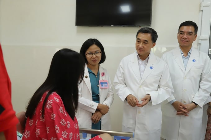 Thứ trưởng Bộ Y tế Trần Văn Thuấn thăm hỏi sản phụ người Singapore