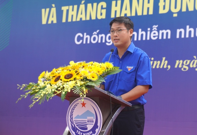 Phó Bí thư Tỉnh đoàn Trần Đăng Tiến đại diện thanh niên tỉnh nhà phát biểu hưởng ứng Tháng hành động vì môi truờng