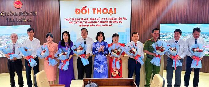 Thường trực HĐND tỉnh tặng hoa cảm ơn đại biểu tham gia buổi đối thoại