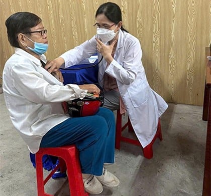 BS.CKI Lưu Hoàn Oanh - Trưởng Trạm Y tế khám sức khỏe cho người cao tuổi (Ảnh: THUYÊN)