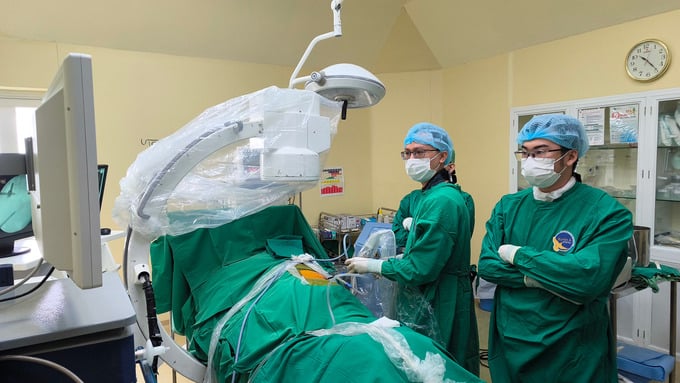 Ê-kíp phẫu thuật nội soi tán sỏi thận qua da bằng đường hầm nhỏ (Ảnh: BVCC)