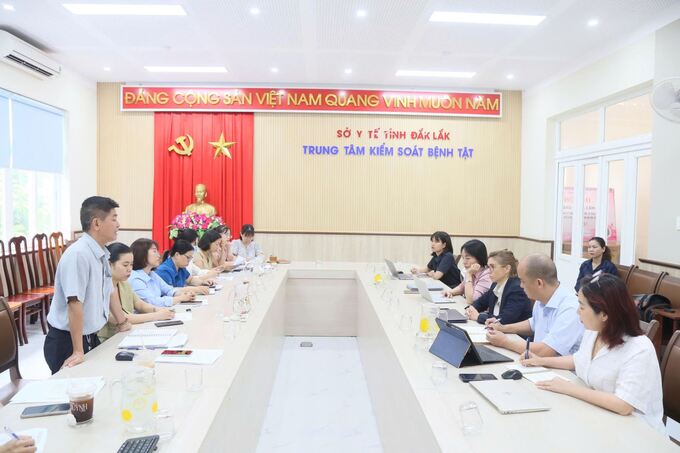 Bác sĩ Lê Phúc – Phó Giám đốc Trung tâm Kiểm soát bệnh tật báo cáo tình hình bệnh sốt xuất huyết tại buổi làm việc (ảnh: Đình Thi)