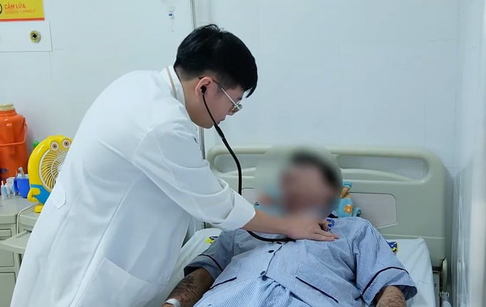 Bác sĩ thăm khám cho bệnh nhân (Ảnh: BVCC)