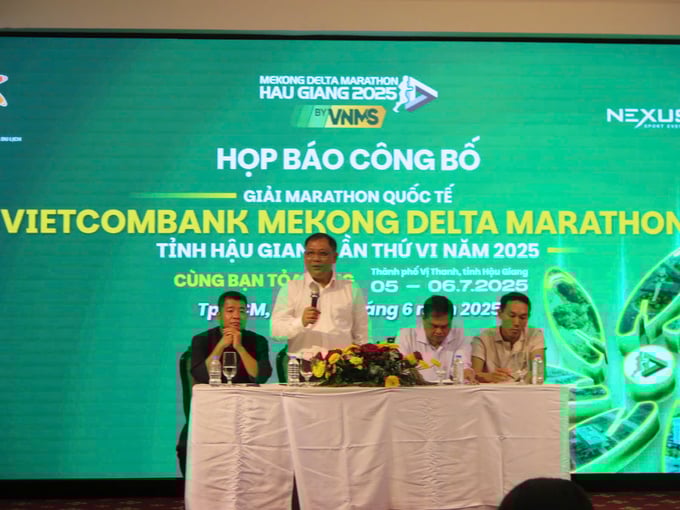 Ông Trần Chí Hùng - Phó Chủ tịch UBND tỉnh Hậu Giang thông tin về giải chạy