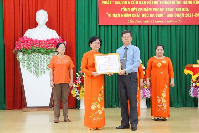 Đại tá Phạm Xuân Hưng - Phó Chủ tịch Trung ương Hội Nạn nhân chất độc da cam/dioxin Việt Nam, trao tặng bằng khen của Trung ương Hội Nạn nhân chất độc da cam/dioxin Việt Nam cho các tập thể và cá nhân có thành tích trong thực hiện Chỉ thị số 43-CT/TW
