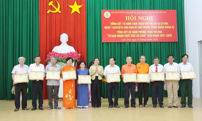 Bà Nguyễn Thị Ngọc Điệp - Phó Chủ tịch UBND TP. Cần Thơ, trao tặng Bằng khen của Chủ tịch UBND thành phố cho các tập thể và cá nhân có thành tích trong thực hiện Chỉ thị số 43-CT/TW