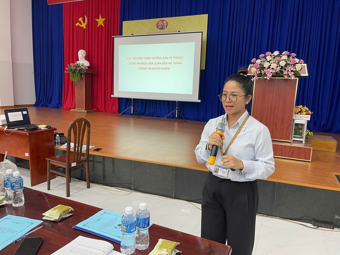 Bà Nguyễn Thị Trúc Giang - Phó khoa phòng chống HIV/AIDS triển khai tại lớp tập huấn