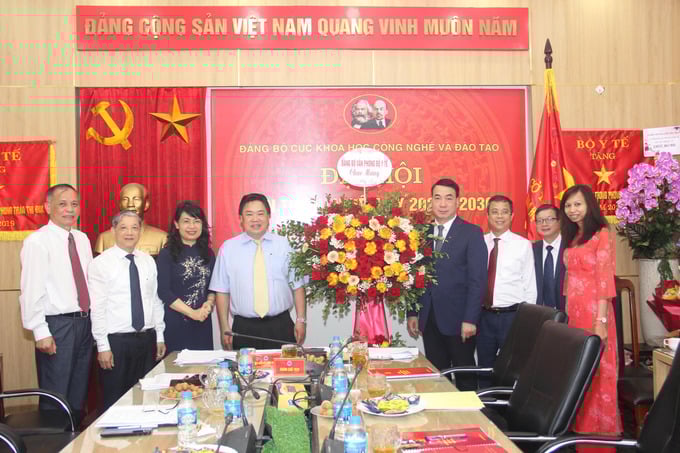 Đồng chí Nguyễn Anh Tuấn - Phó Bí thư Đảng ủy Văn phòng Bộ, Phó Chánh Văn phòng Bộ Y tế, tặng hoa chúc mừng Đại hội