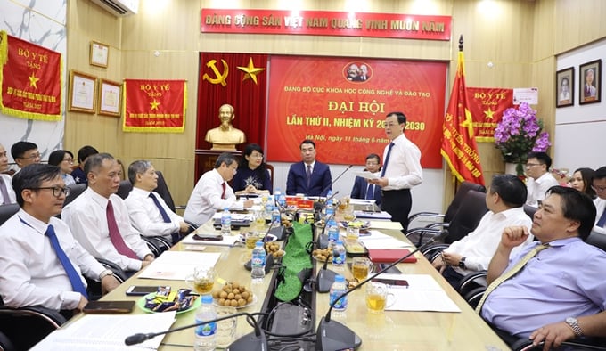 Đồng chí Nguyễn Tri Thức - Ủy viên Ban Thường vụ Đảng ủy Bộ, Thứ trưởng Bộ Y Tế, phát biểu chỉ đạo tại Đại hội