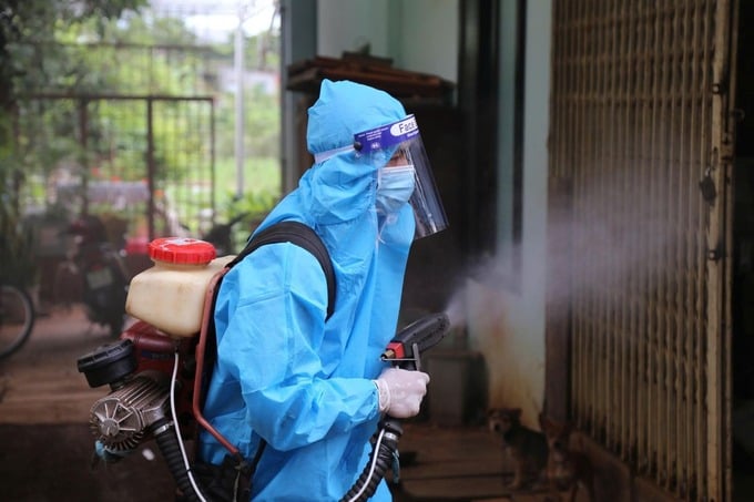 Phun hóa chất, xử lý ổ dịch là một trong nhiều biện pháp phòng chống Sốt xuất huyết (Ảnh: Đình Thi)