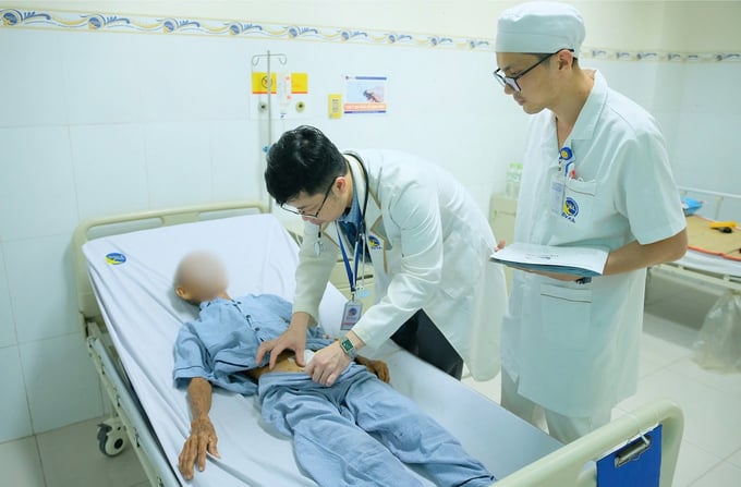 Bác sĩ thăm khám cho bệnh nhân (Ảnh: BVCC)
