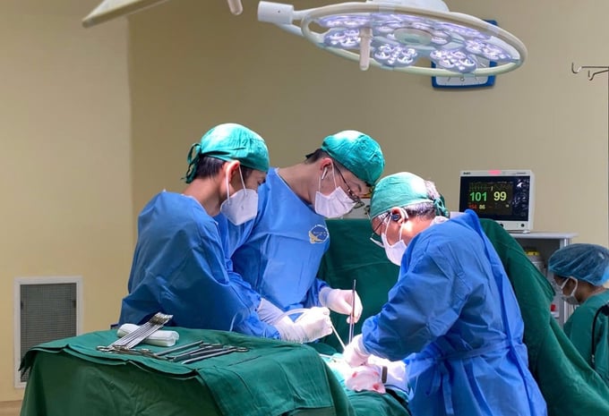 Ekip phẫu thuật lấy sỏi trong bàng quang cho cụ ông 98 tuổi (Ảnh: BVCC)