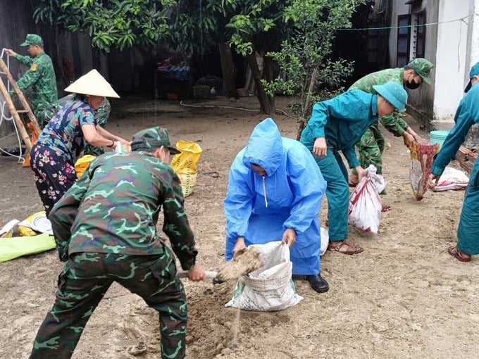 Các đơn vị quân sự và dân quân tự vệ tích cực tham gia cứu hộ, cứu nạn, giúp đỡ Nhân dân trong vùng ngập lụt nặng