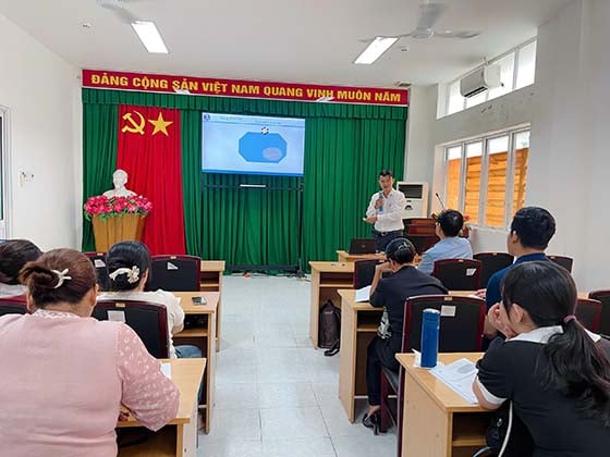 Ông Hà Tấn Vinh - Phó Giám đốc Trung tâm Kiể soát bệnh tật TP. Cần Thơ trình bày tại lớp tập huấn