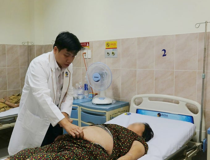 Bác sĩ thăm khám cho bệnh nhân (Ảnh: BVCC)