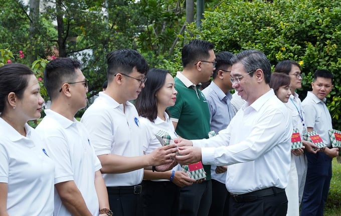 Tại buổi lễ, ông Nguyễn Phước Lộc đã trao quà động viên các thành viên tham gia đoàn công tác