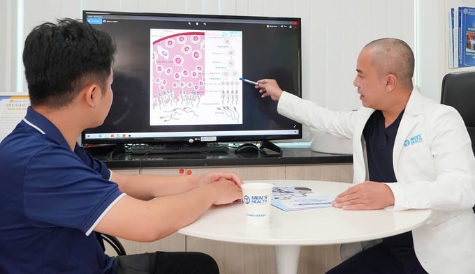 TS.BS.CKII Trà Anh Duy tư vấn và thăm khám cho bệnh nhân