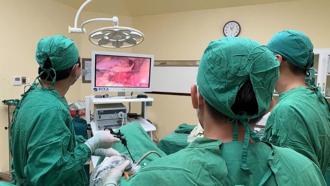 E-kíp phẫu thuật nội soi cắt đoạn đại tràng sigma và nạo vét hạch cho bệnh nhân (Ảnh: BVCC)