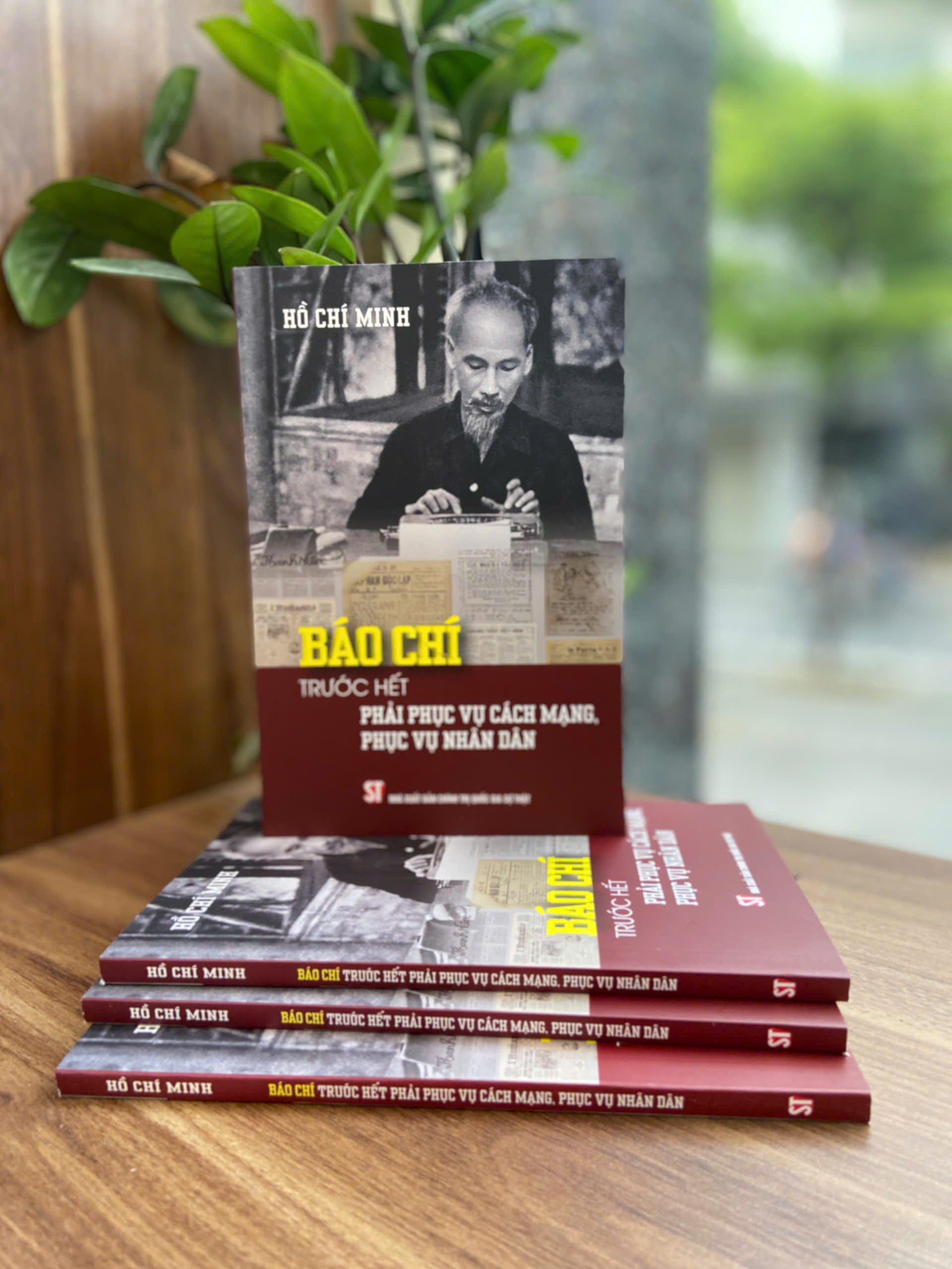 Cuon-sach-bao-chi-truoc-het-phai-phuc-vu-cach-mang-phuc-vu-nhan-dan-1
