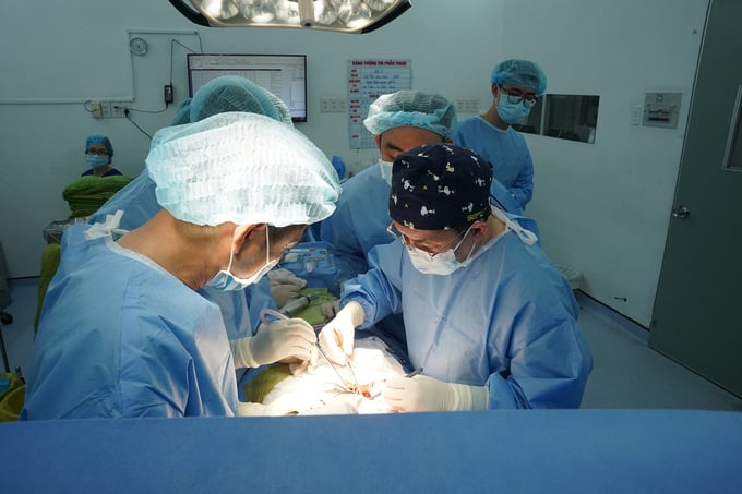 Ê-kíp ghép thận cho bệnh nhân tại Bệnh viện Thống Nhất (Ảnh: BVCC)