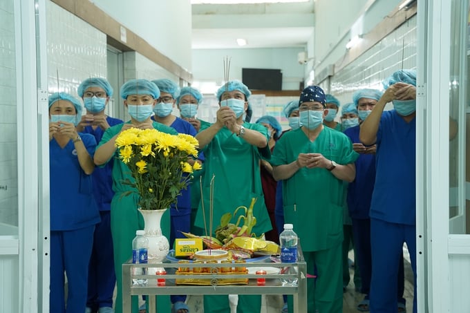 Tập thể y, bác sĩ Bệnh viện Thống Nhất tri ân bệnh nhân (Ảnh: BVCC)