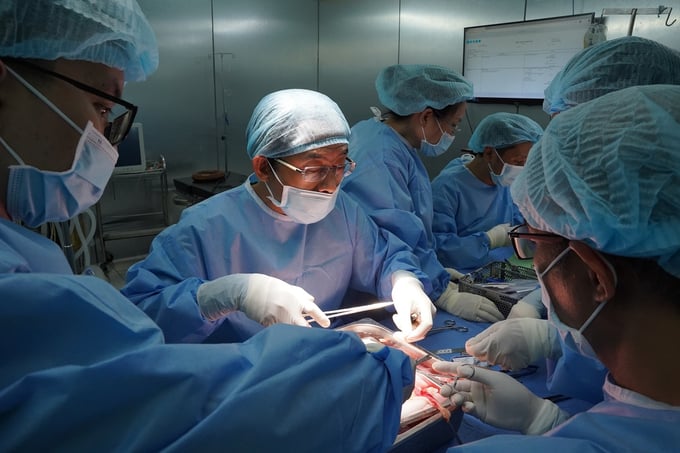 Ê-kíp phẫu thuật lấy mô, tạng của người hiến chết não (Ảnh: BVCC)