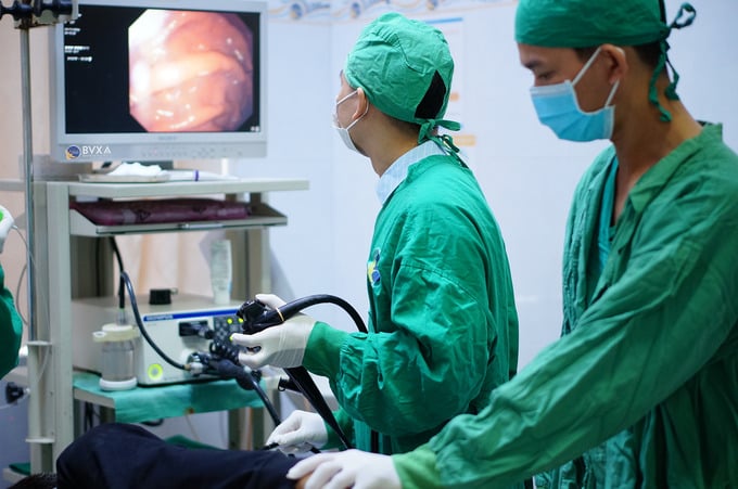 Ê-kíp nội soi gắp dị vật cho bệnh nhân (Ảnh: BVCC)