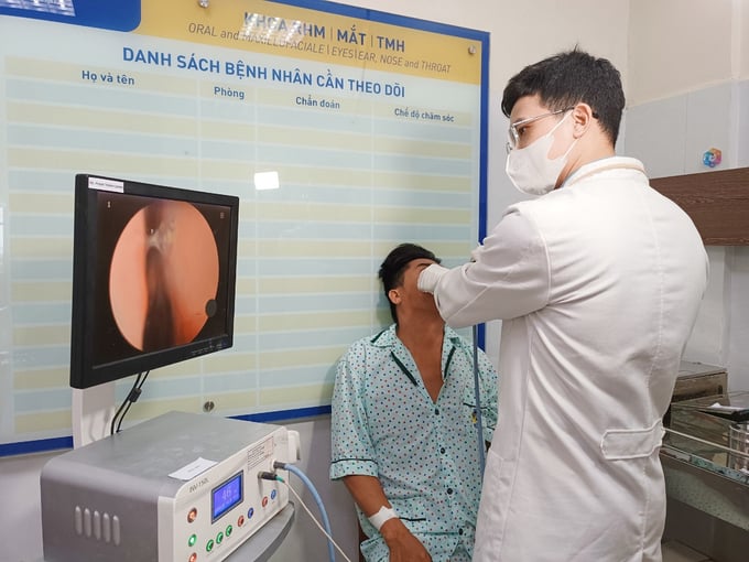 Bác sĩ nội soi kiểm tra sau mổ cho bệnh nhân (Ảnh: BVCC)