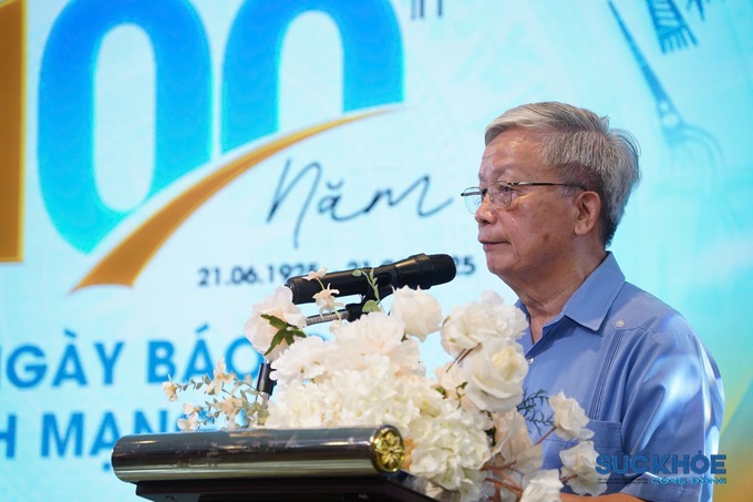 Ông Nguyễn Hồng Quân, Chủ tịch Hội Giáo dục chăm sóc sức khỏe cộng đồng Việt Nam chúc mừng và đánh giá cao những thành quả Tạp chí đạt được trong thời gian qua