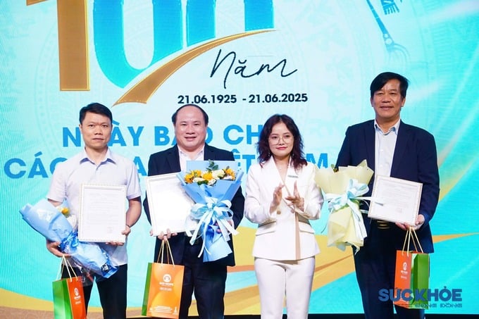 Tổng Biên tập Tạp chí Sức Khỏe Cộng Đồng trao quyết định bổ nhiệm nhân sự chủ chốt cho các đơn vị trực thuộc